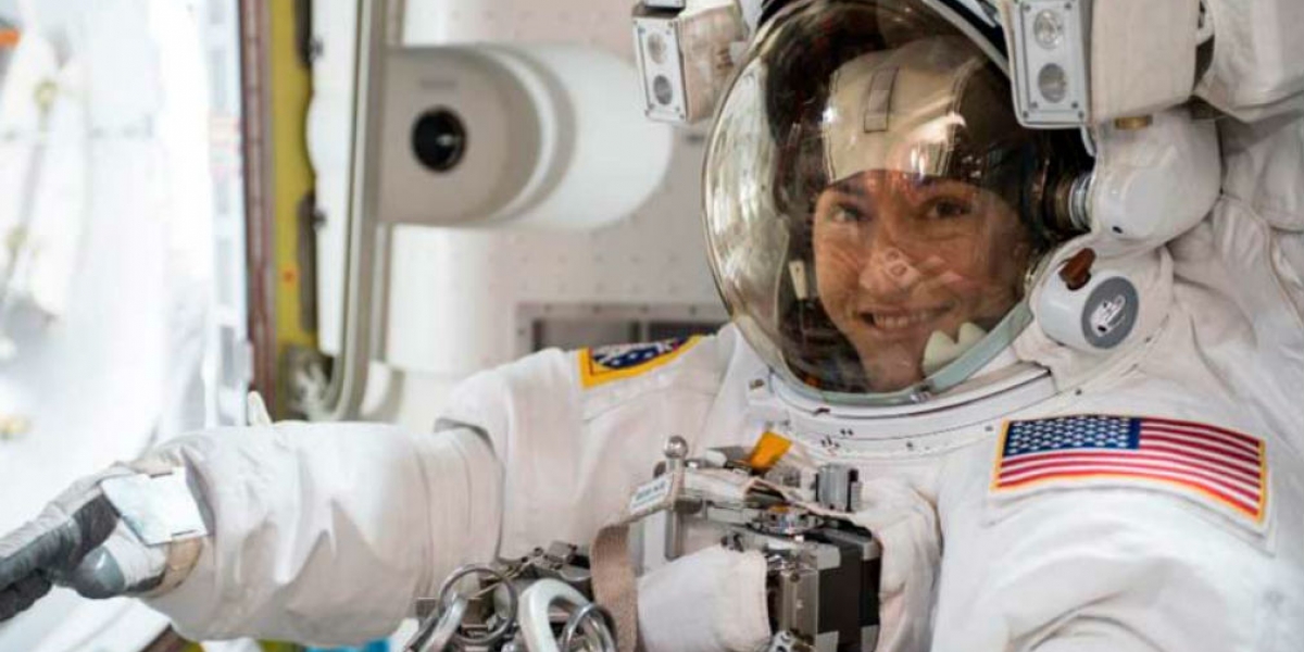 Christina Koch, la astronauta estadounidense que más tiempo duró en el espacio.