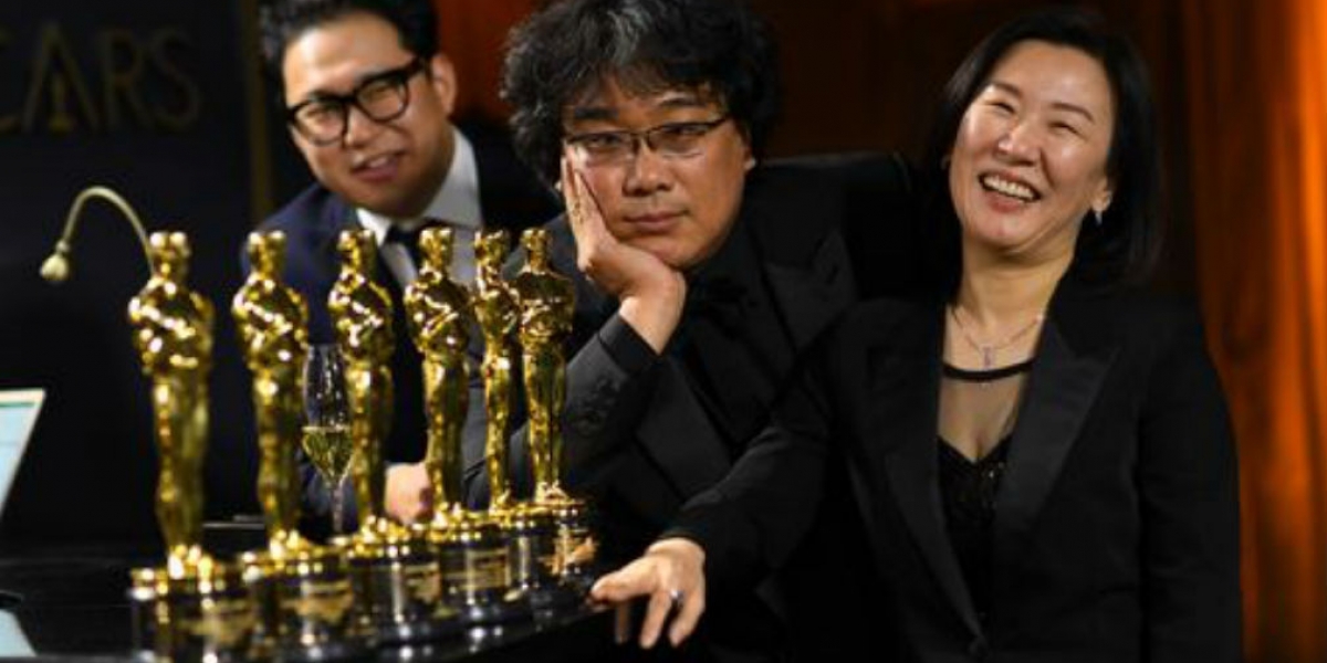 El director coreano Bong Joon Ho, viendo las estatuillas obtenidas por su película 'Parasite'