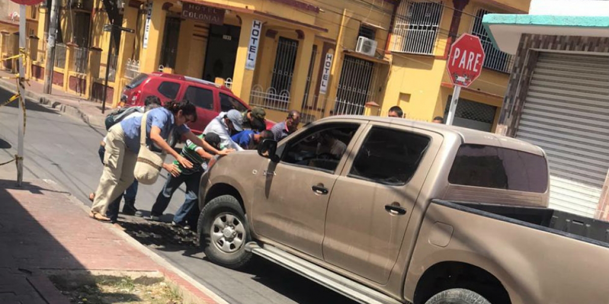 Carro que cayó en el hueco ubicado en la calle 20 con 2, en el centro histórico.