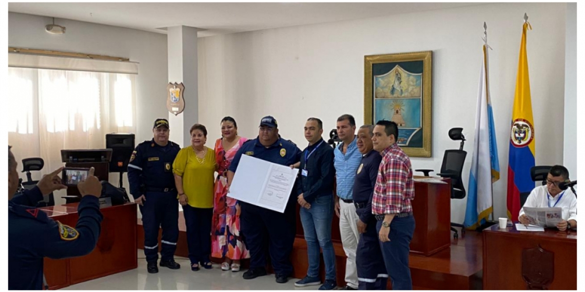 Entregan nota de estilo a miembros del Cuerpo de Bomberos Voluntarios de Santa Marta. 