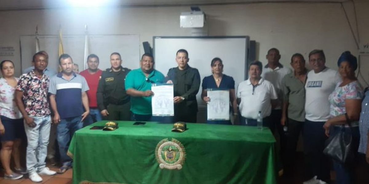 @PoliciaStaMarta El pacto por la convivencia se firmó en el barrio Pescaíto.