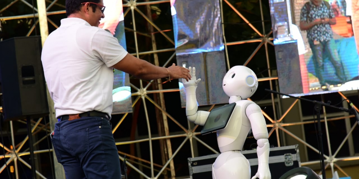 Pablo Vera Salazar, rector de la Universidad del Magdalena, propició un ameno diálogo entre ‘Lied’; uno de los 4 únicos robots humanoides en Colombia y los jóvenes, quienes, además de verlo bailar al ritmo de ‘stayin’ alive’, recibieron de parte del innovador androide un mensaje de bienvenida.