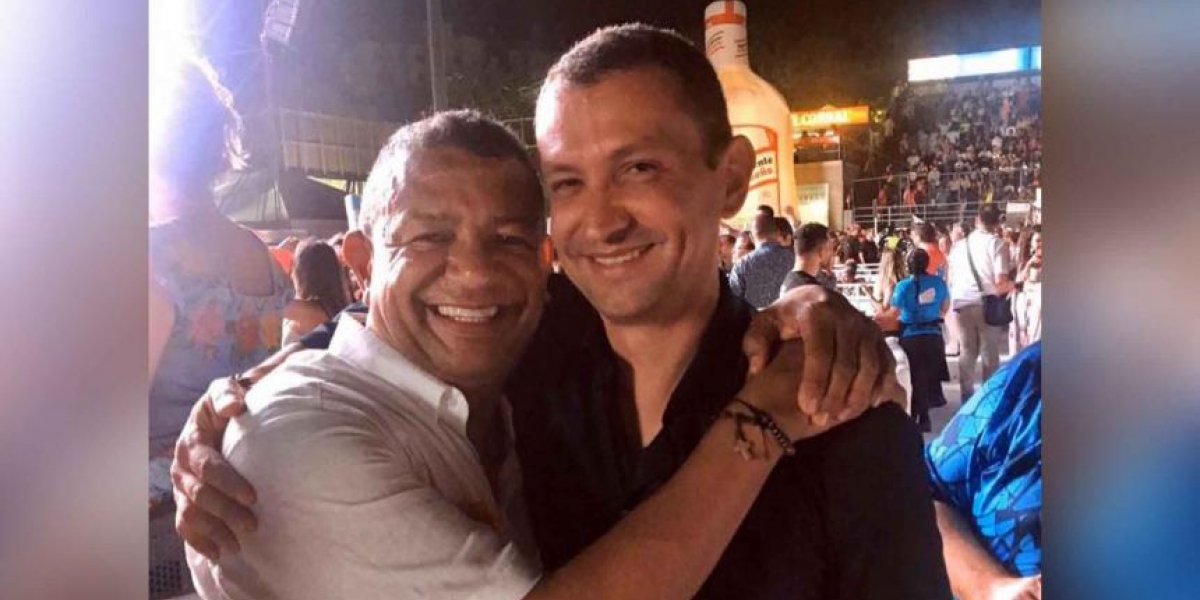 Emilio Tapia junto a Álvaro Álvarez en un evento del Carnaval de Barranquilla. 