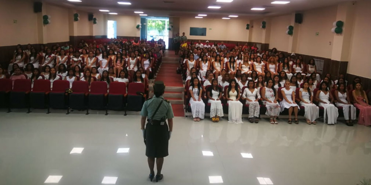 Auxiliares femeninas de Policía.