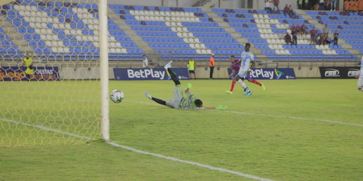 Armando Vargas fue el 'hombre del partido' marcó doblete. 