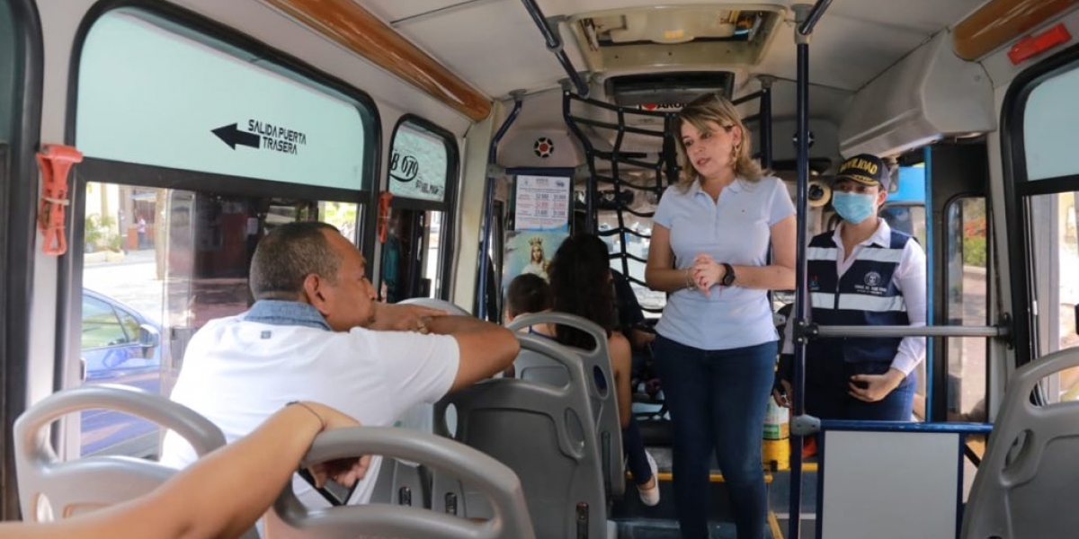 Virna Johnson, alcaldesa de Santa Marta, monitoreando las medidas tomadas en su decreto.