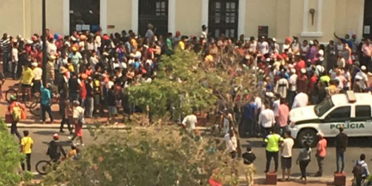 Una multitud en la entrada de la Alcaldía de Santa Marta.