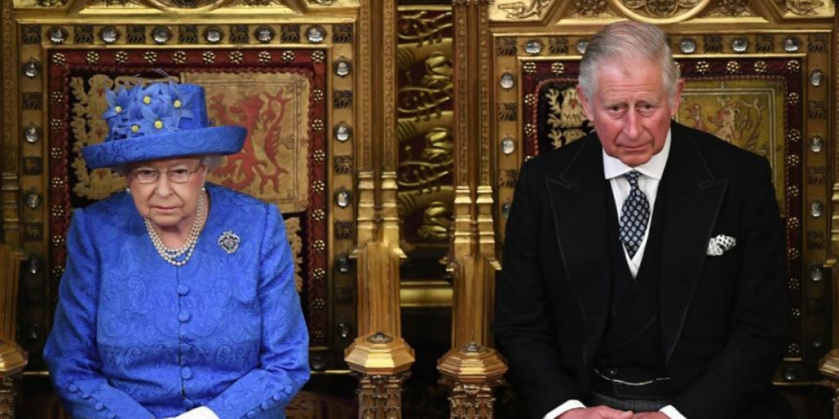 cortesía. La Reina Isabel y el Principe Carlos