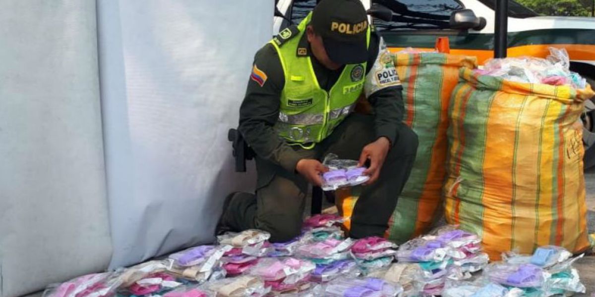 Policía Parte de la mercancía incautada por las autoridades.