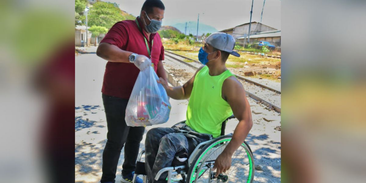 Entrega de mercados a estudiantes en condición de discapacidad.