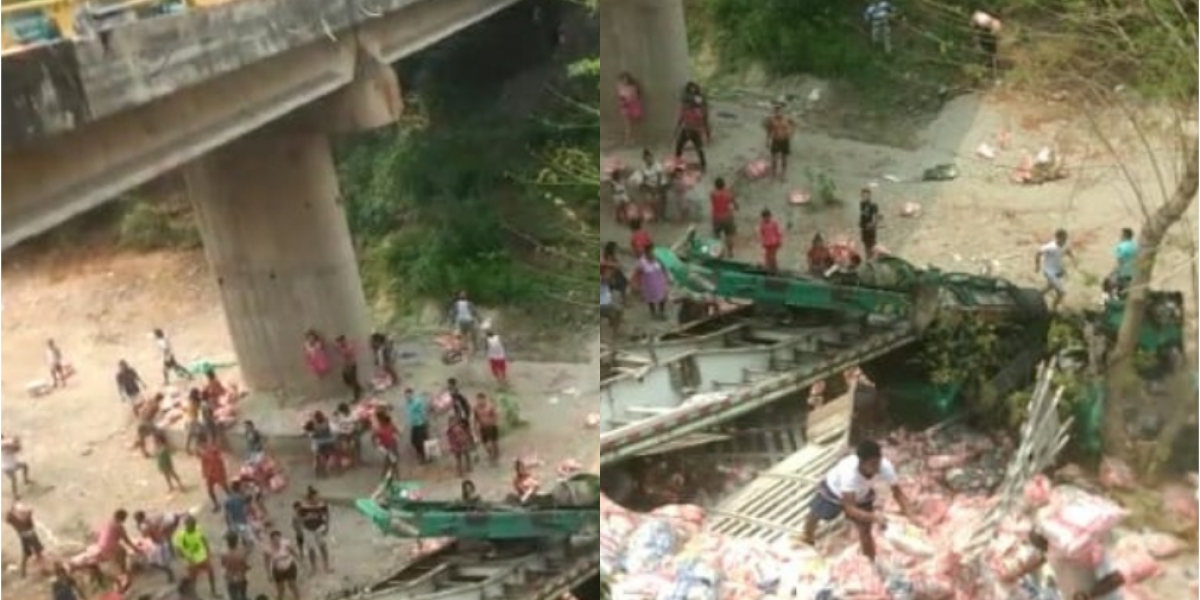 Captura de pantalla El conductor se cayó del puente a bordo de la tractomula; las personas de la comunidad cargaron con parte del arroz que transportaba.