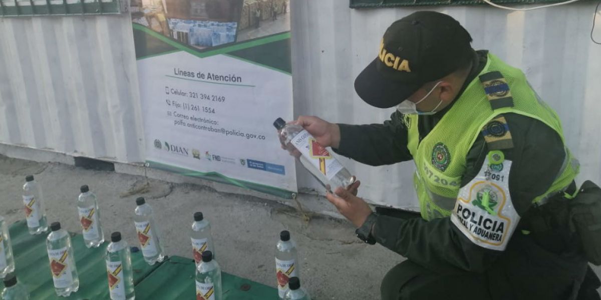 Policía Licor incautado.