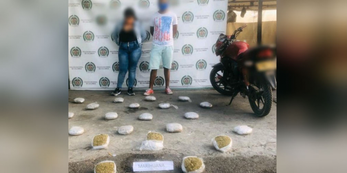 Policía Pareja capturada en la Ye de Ciénaga.