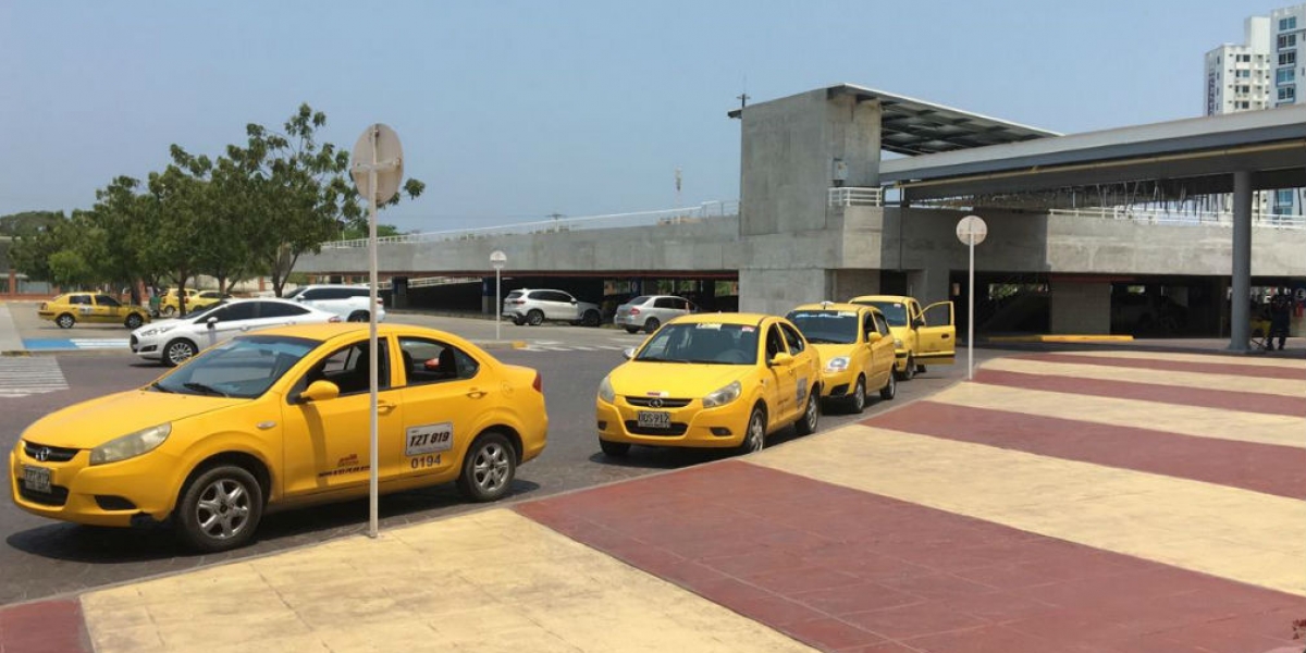 Taxistas que laboran a las afueras del centro comercial Buenavista.