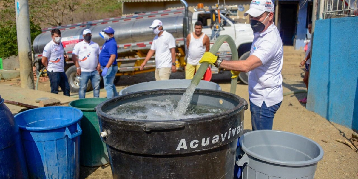 José Rodrigo Dajud trabaja 18 horas al día para suministrar agua en Santa Marta.