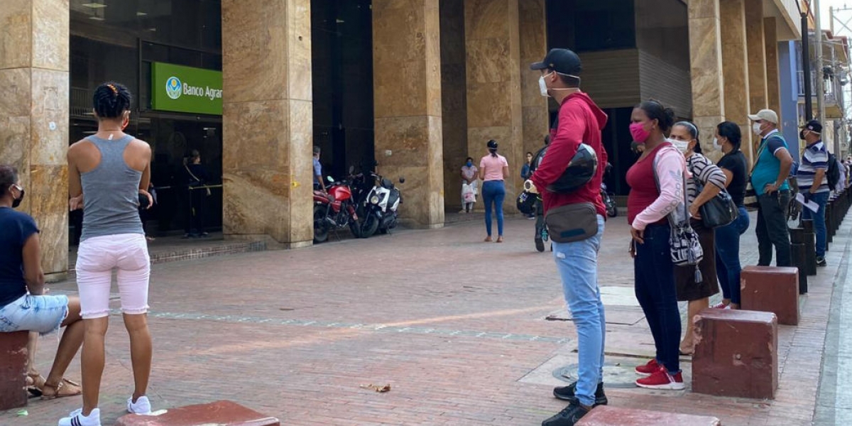 Personas en bancos de Santa Marta.