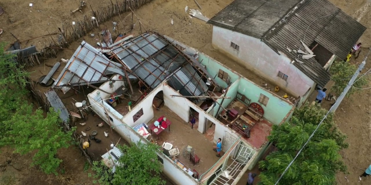 Cortesía Las fuertes brisas causaron estragos en el municipio.