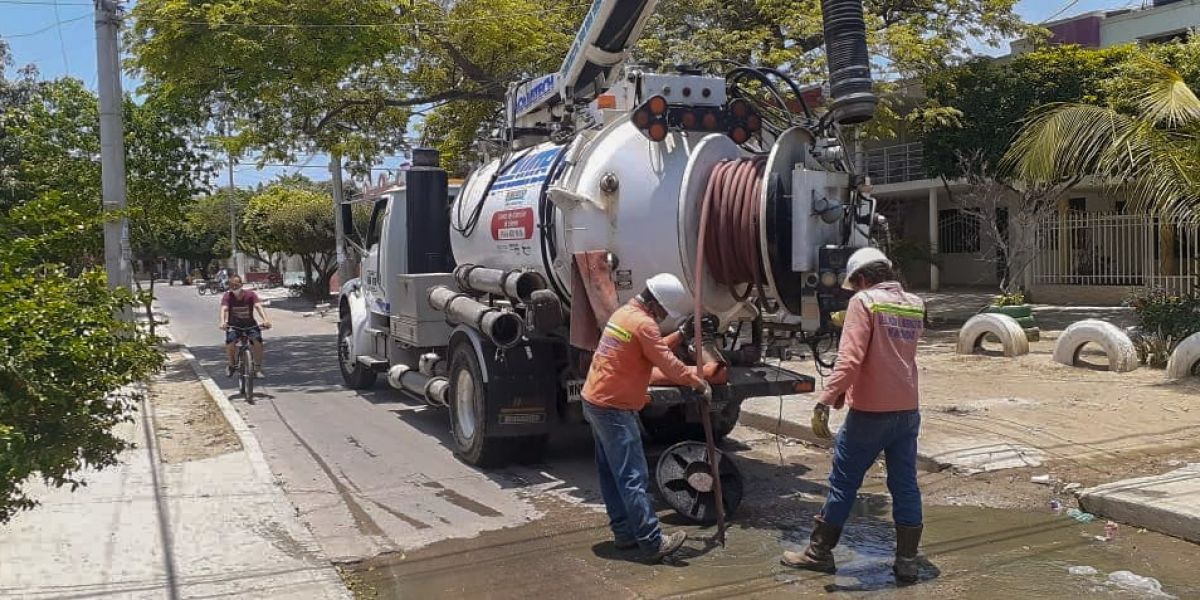 Estos trabajos se realizan antes, durante, y después de las precipitaciones, con el fin de evitar el rebose y posterior estancamiento de aguas residuales en las calles de la ciudad.