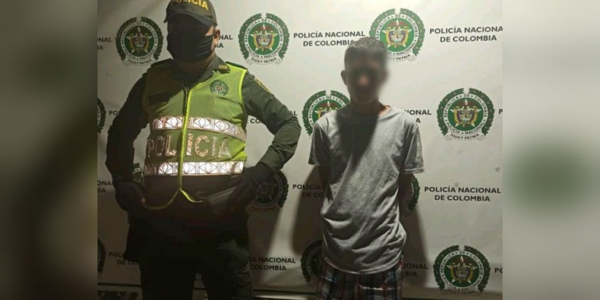 Policía Joven capturado por las autoridades.
