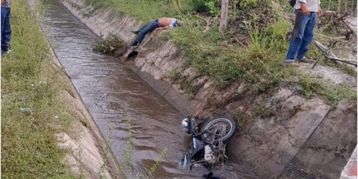 Sol Digital. El cuerpo y la moto fueron a parar al caño.