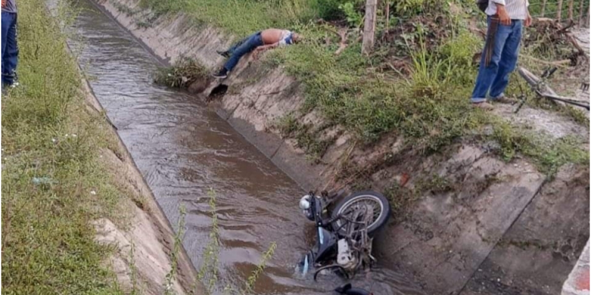 El cuerpo y la moto fueron a parar al caño. 