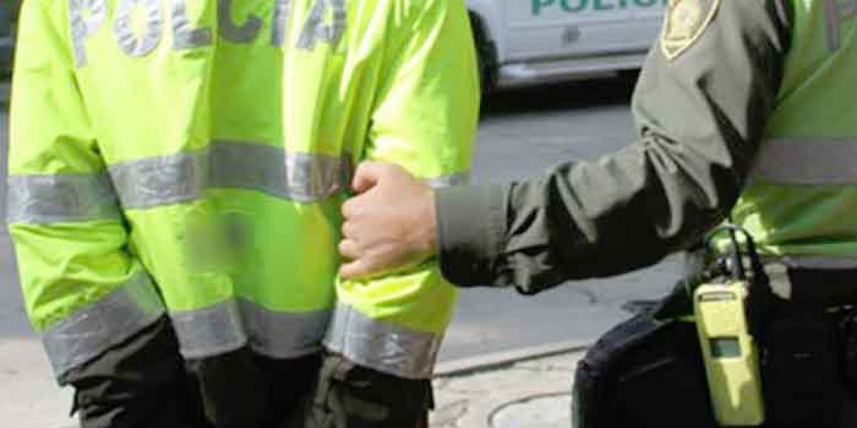 Telemedellín Fiscalía solicitó medida de aseguramiento en establecimiento carcelario; sin embargo, el juez de control de garantías consideró que, ante la emergencia sanitaria por el covid–19, los dos policías deben cumplir detención domiciliaria.