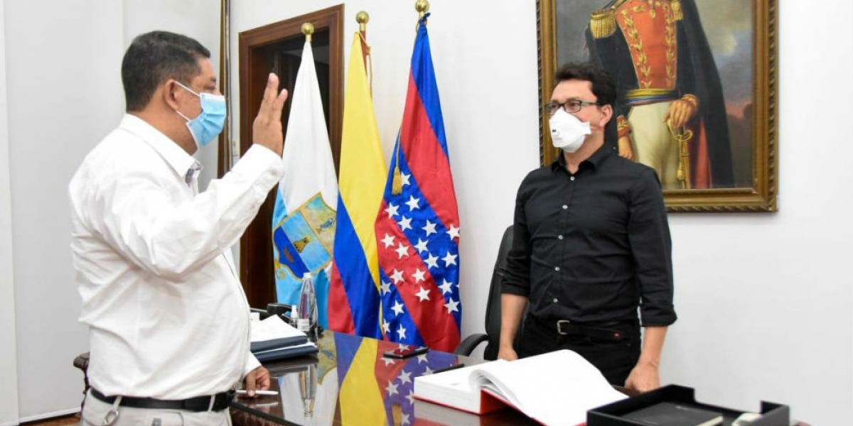 Jesús Francisco Molina Peñaloza, nuevo gerente del Hospital de Ciénaga junto al gobernador, Carlos Caicedo.