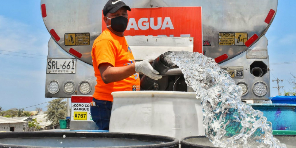 Abastecimiento de agua en Puebloviejo.