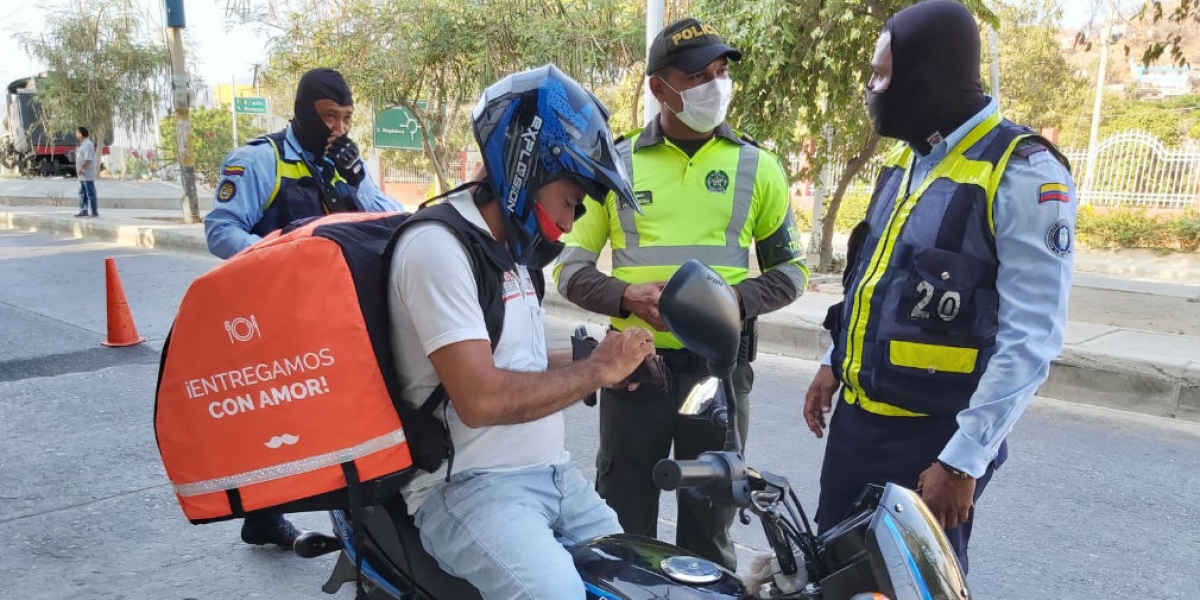 Controles a domiciliarios en Santa Marta.