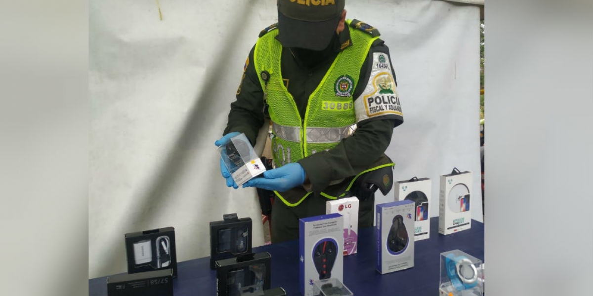 Policía Fiscal y Aduanera Parte de la mercancía incautada.