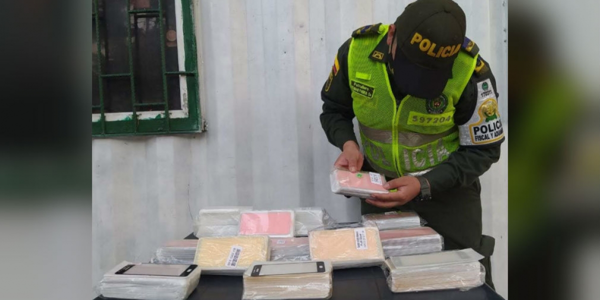 Policía Fiscal y Aduanera Mercancía de contrabando.