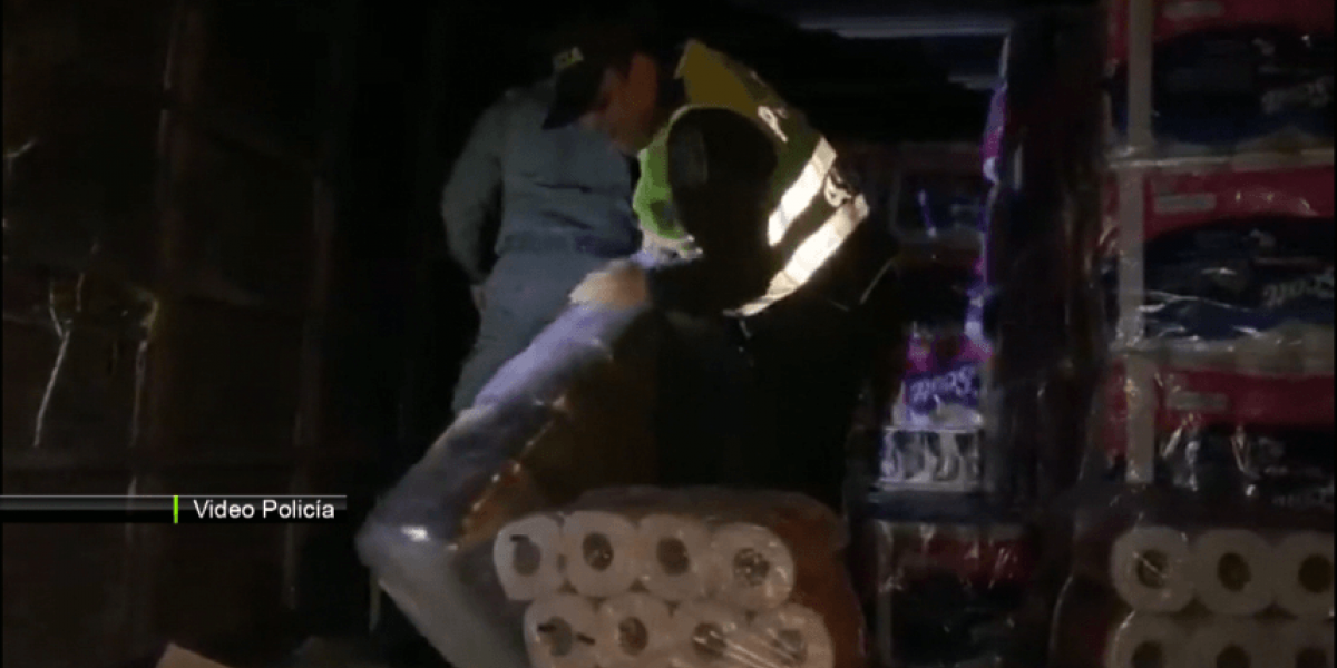 Los capturados transportaban 100 kilos de estupefacientes en el camión que también fue debidamente incautado.
