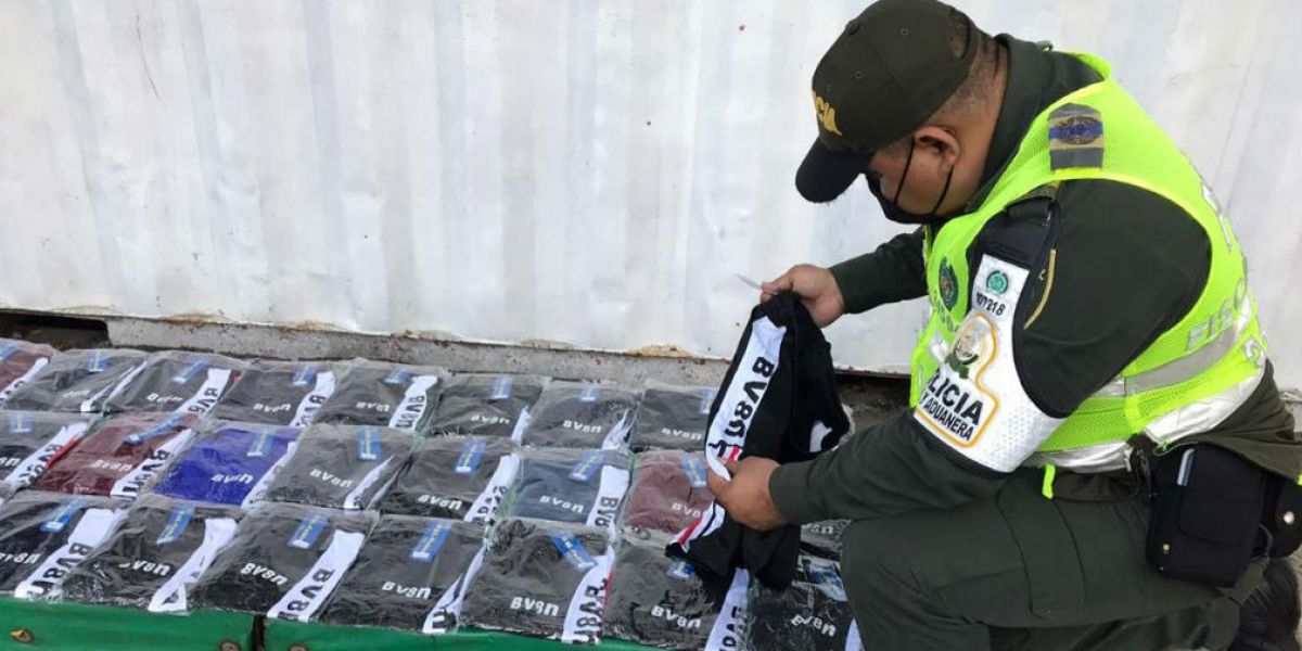 Policía Fiscal y Aduanera Parte de la mercancía incautada.