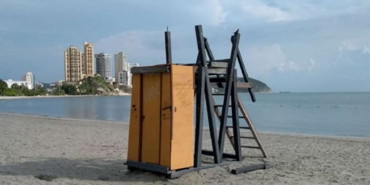 El Heraldo Una de las casetas de salvavidas destruida.