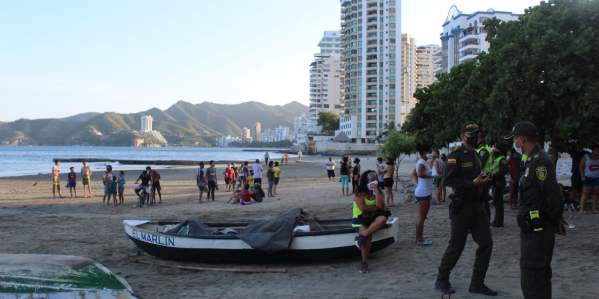 En las playas de Santa Marta hay una aparente normalidad, pese a las prohibiciones.