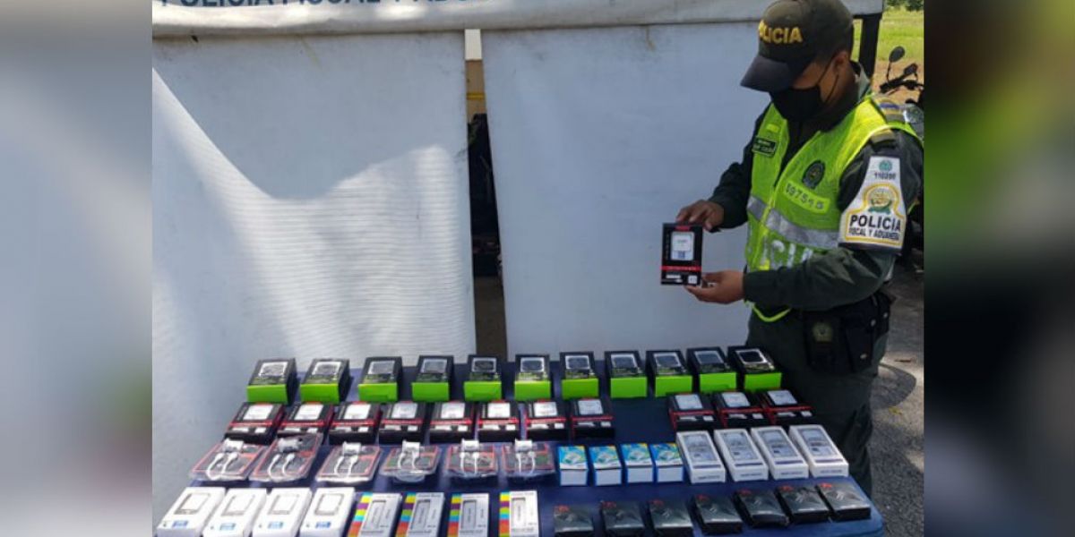 Policía Fiscal y Aduanera Mercancía de contrabando.