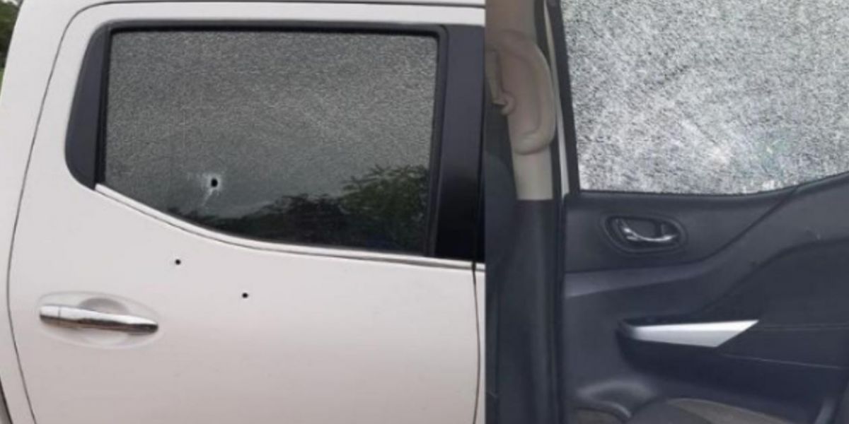 Zona Cero Así quedó la camioneta tras ser impactada por las balas.