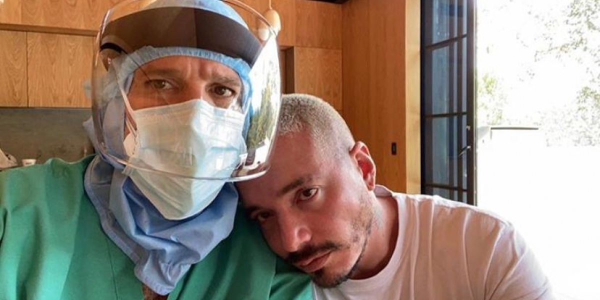 J Balvin con el médico que lo atendió mientras tenía el Coronavirus.