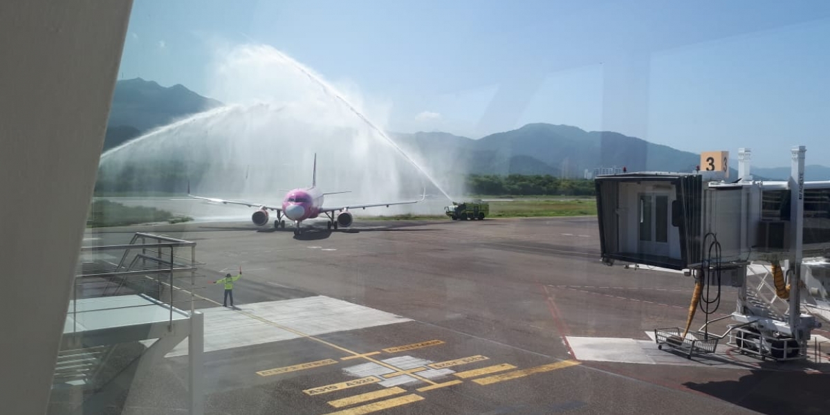 Llegada del vuelo al aeropuerto.