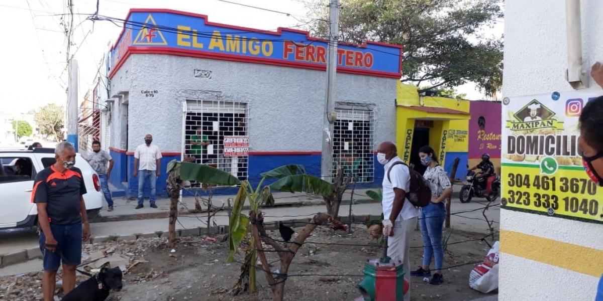 Huerta construida por vecinos residentes a los que no les han arreglado la calle.