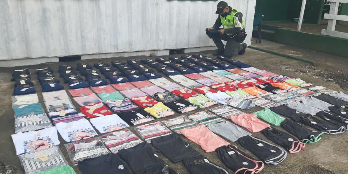 Policía Fiscal y Aduanera Unidades de confecciones incautadas.