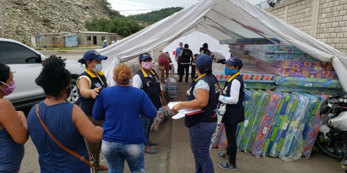 Entrega de ayudas a familias damnificadas por el deslizamiento.