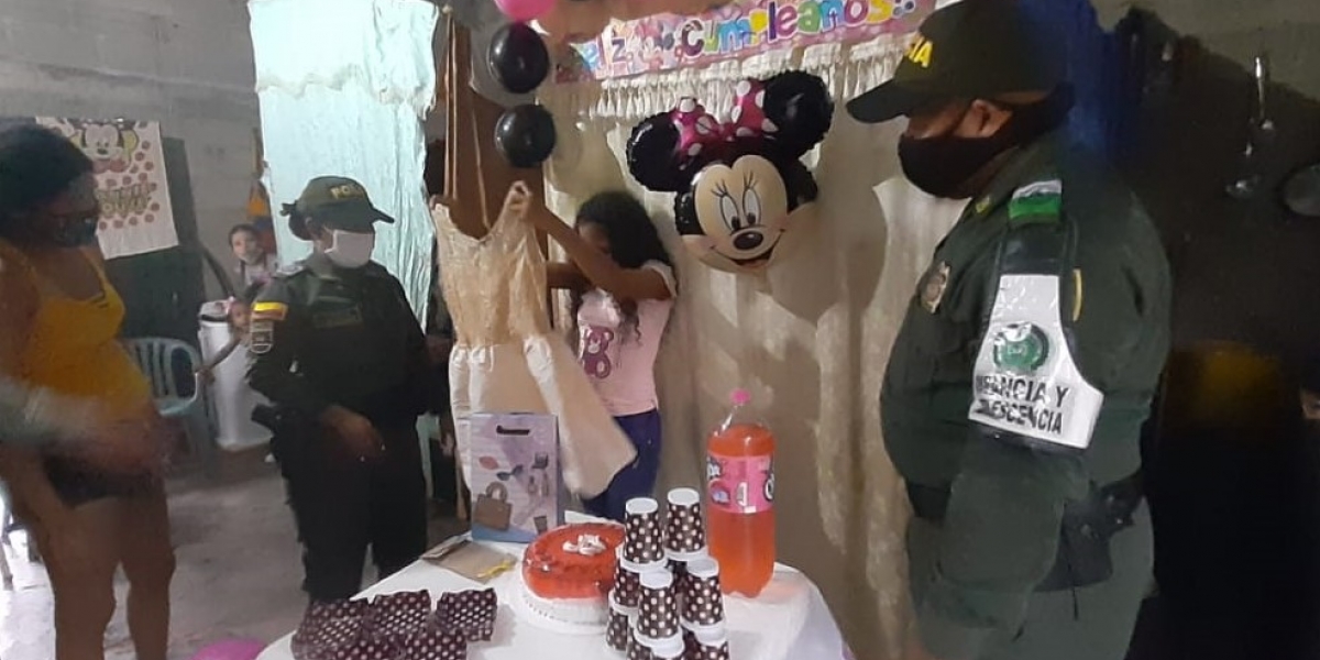 La niña estuvo muy feliz durante su celebración. 