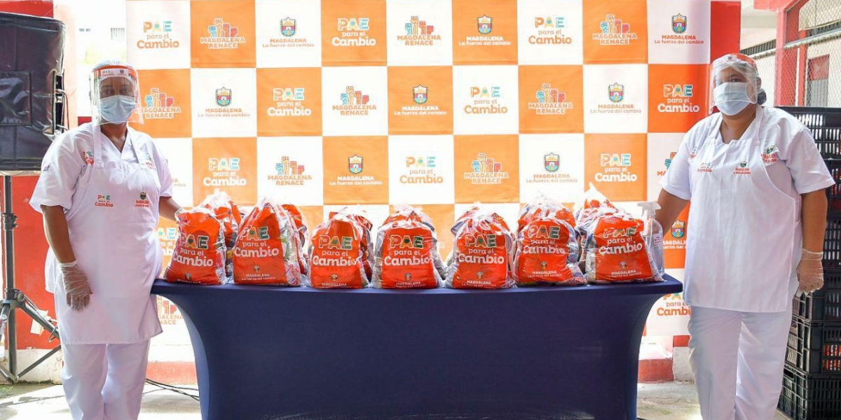 Gobernación del Magdalena Los primeros 220 suministros alimenticios fueron entregados el lunes en el municipio de Plato, en la Institución Educativa Departamental Juan Arias de Benavides.