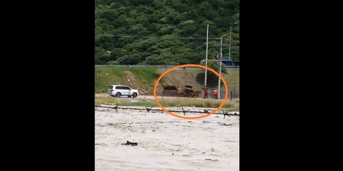 Momento en que operarios socavan el terreno que le da soporte al puente de Pozos Colorados.