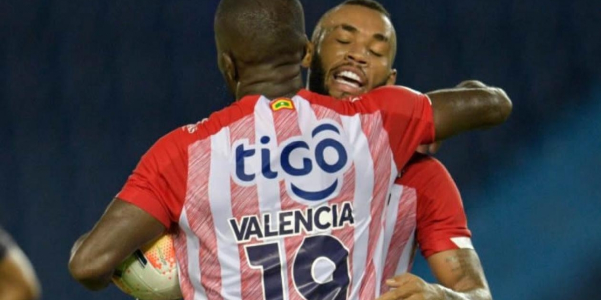 Carmelo Valencia celebrando el empate parcial.