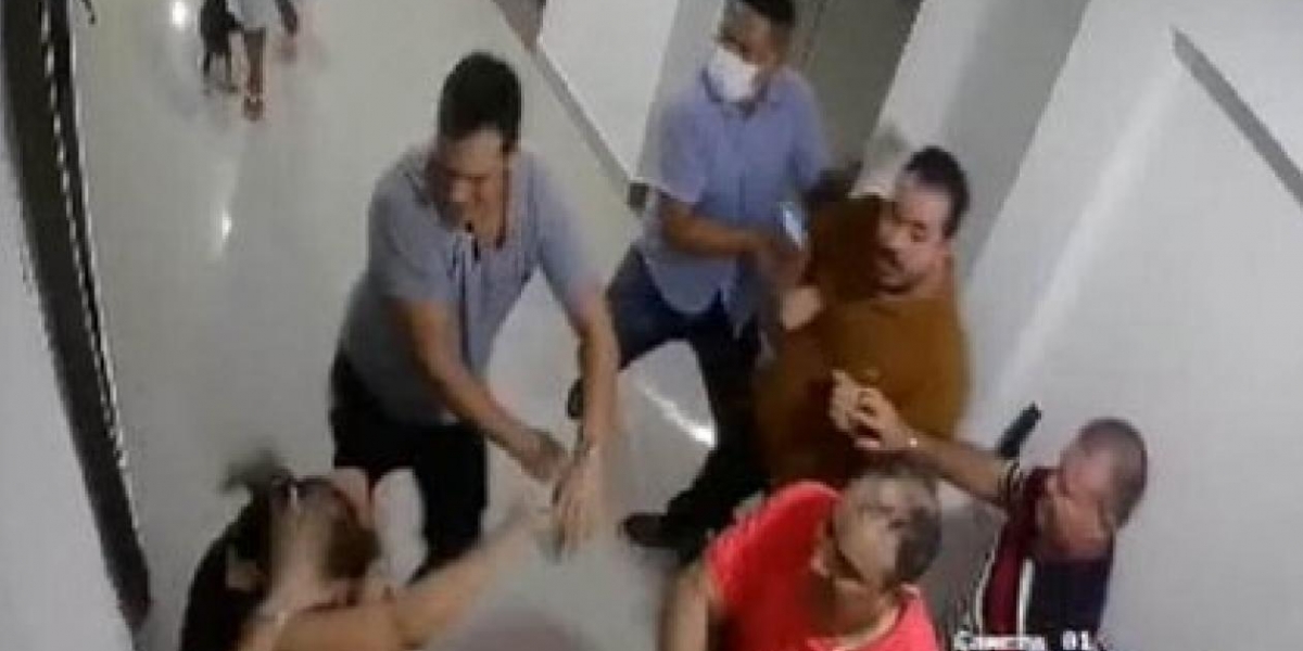Momento de la agresión a la pediatra Dalila Peñaranda.