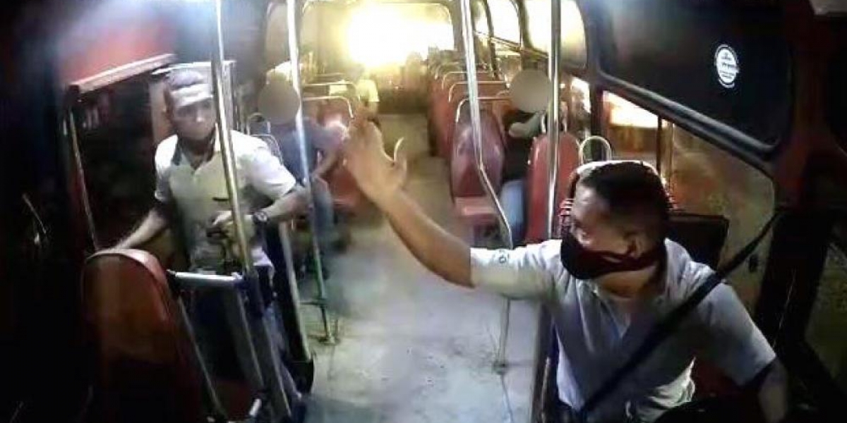 Momento en el que el conductor reclama al pasajero por no usar el tapabocas.