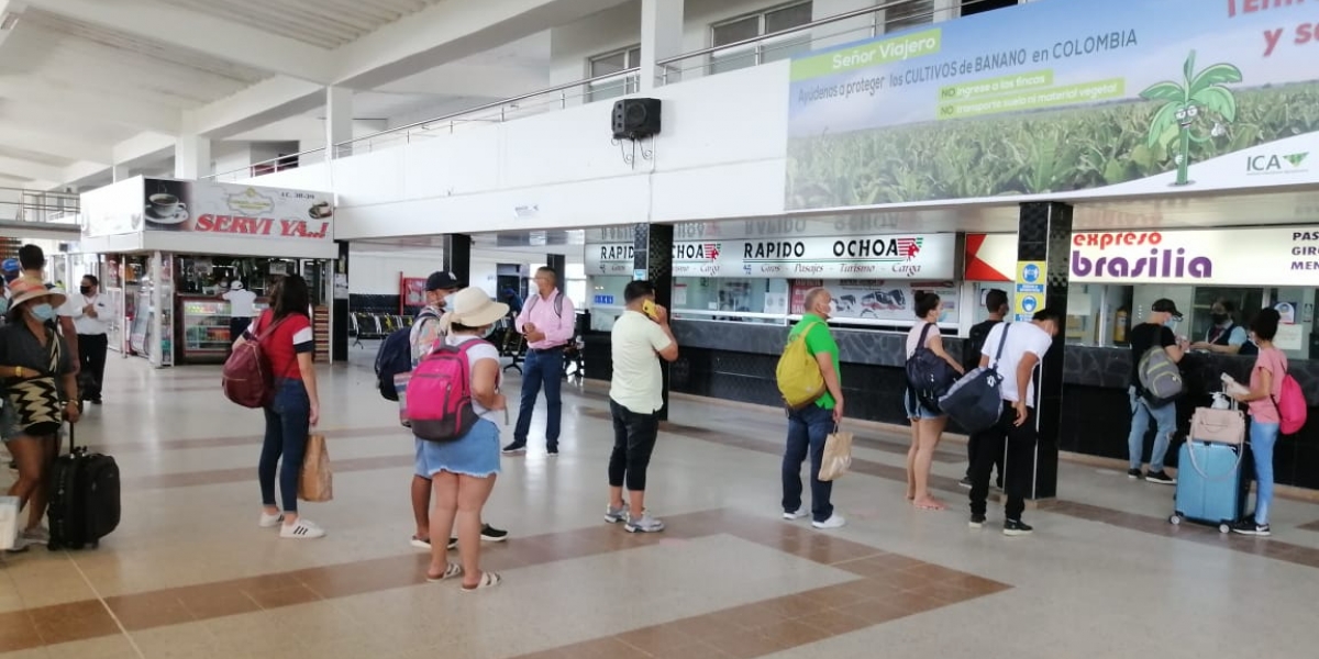 Pasajeros en la Terminal de Santa Marta.