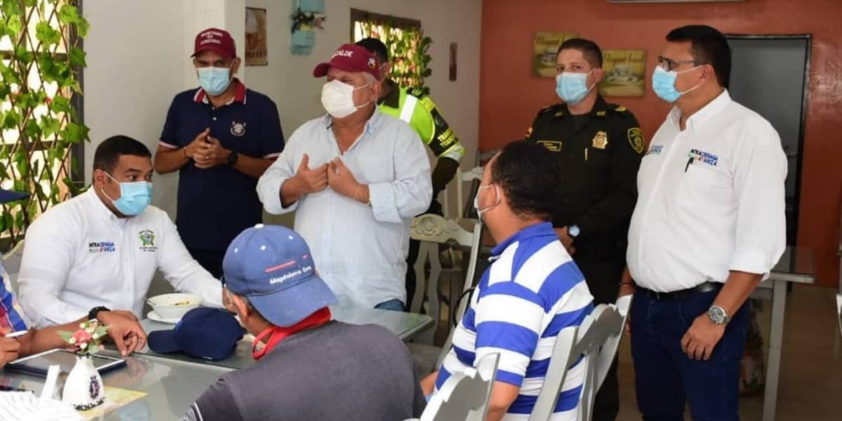 Reunión entre la Alcaldía de Ciénaga y los mototaxistas.